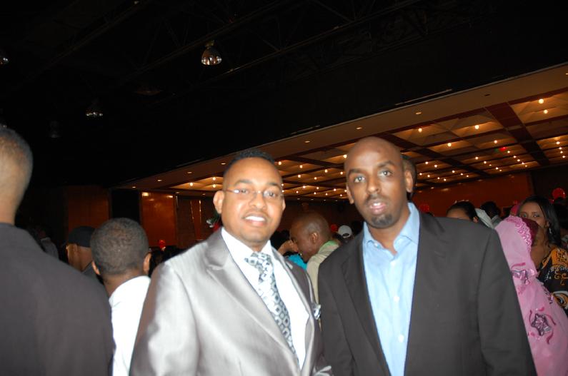 Left Ahmednasir Jibril Farax iyo Wariye Xamza oo kayimid London, Uk Booqashana ku jooga Magaalada Toronto, Canada
